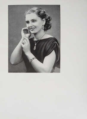 Русские самоцветы. Камнерезные, янтарные, филигранные, ювелирные изделия. Каталог / Оформ. С.Б. Телингатера.